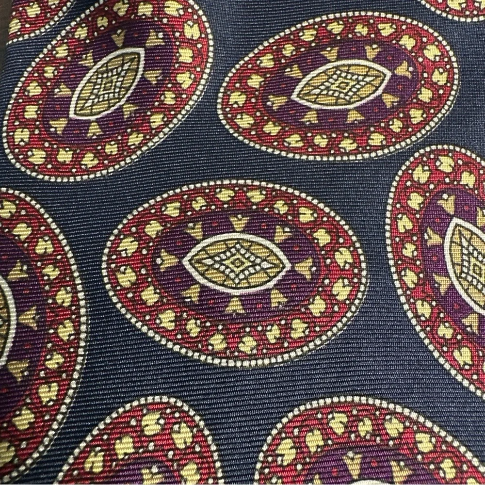 Elegant Patterned Tie in Blue and Red‎